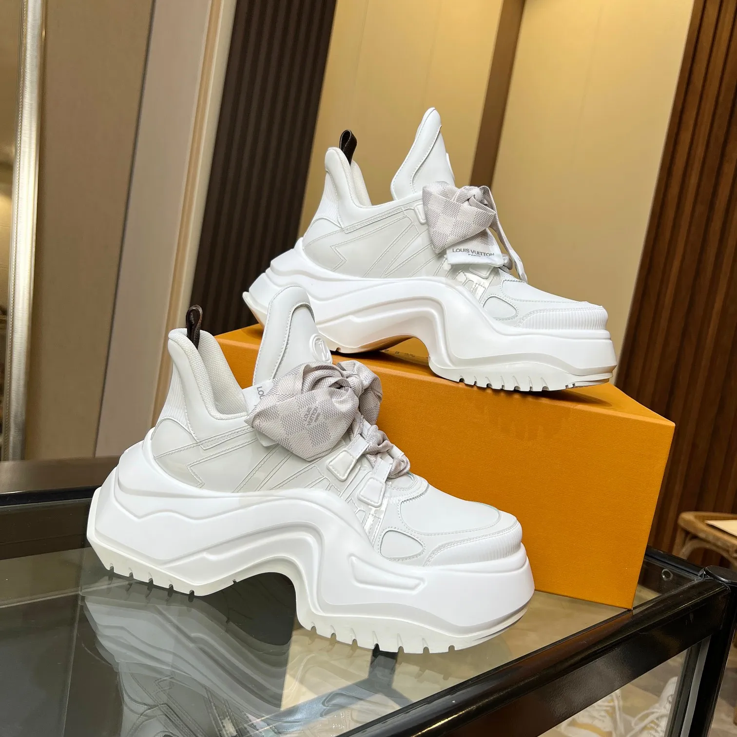 👟👟Ex-factory price 760👟👟 Nicolas Ghesquieye once again refined the design essence of LVArchlight sneakers to create LVArchlight2.0 platfrm sneakers. The combination of multiple technical materials, the wide outsole and the exaggerated tongue highlight the series' recognition, and the latter is marked with the LVCirCle logo 35-41